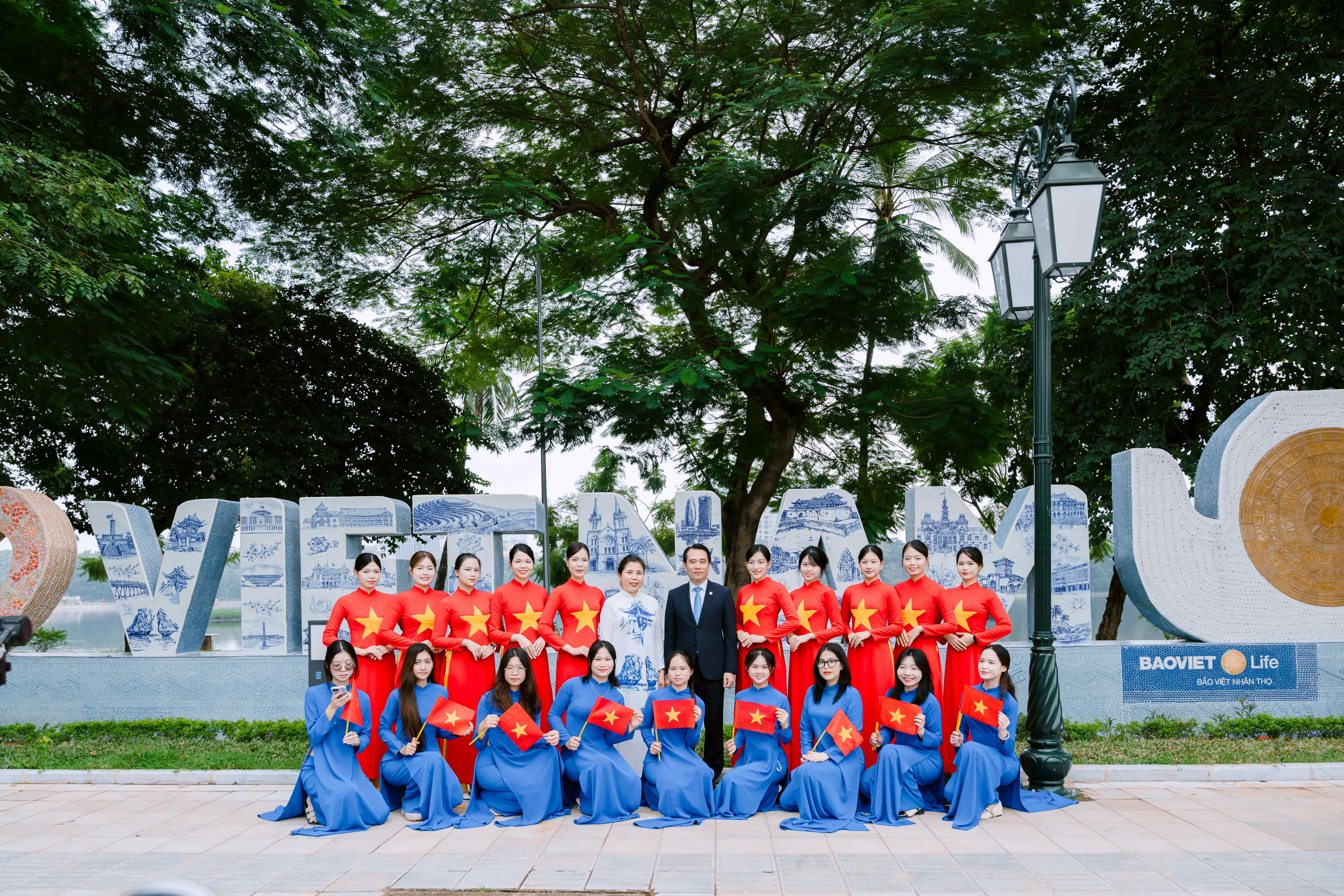 25 tấn gạo và 4,6 tỷ đồng