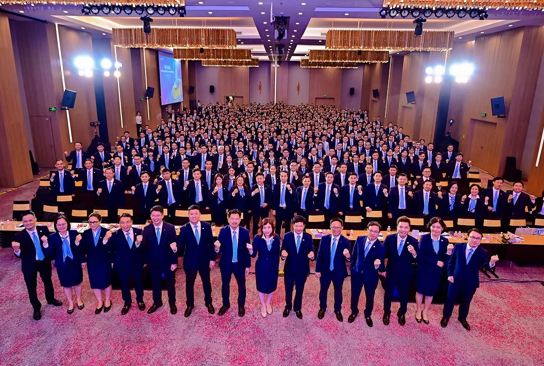 ~2.247 nhân viên và >88.800 tư vấn viên